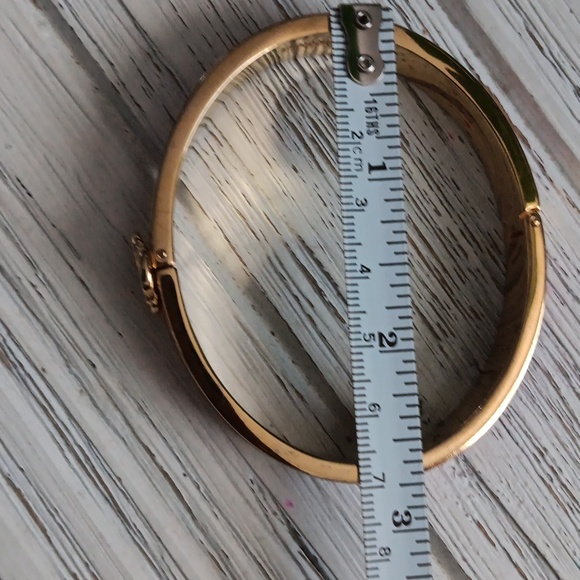 Stella & Dot Lindsay Pink Enamel clamper cuff bracelet Goldtone Celtic knot - Picture 5 of 6